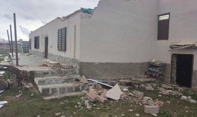 Pınarbaşı’da şiddetli rüzgar müstakil evin çatısını uçurdu