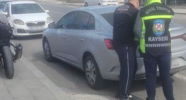 Plakasız motosiklet ile çevreyi rahatsız eden sürücüye 142 bin TL ceza