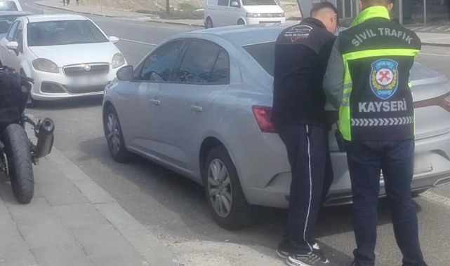 Plakasız motosiklet ile çevreyi rahatsız eden sürücüye 142 bin TL ceza