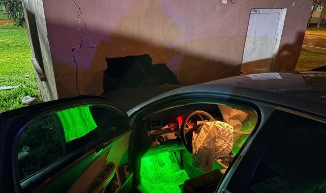 Yağışlı havada kontrolden çıkan otomobil depo duvarına çarptı