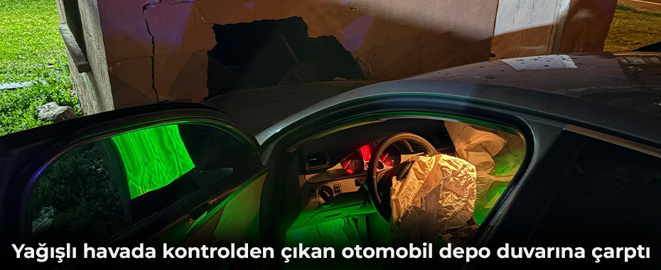 Yağışlı havada kontrolden çıkan otomobil depo duvarına çarptı