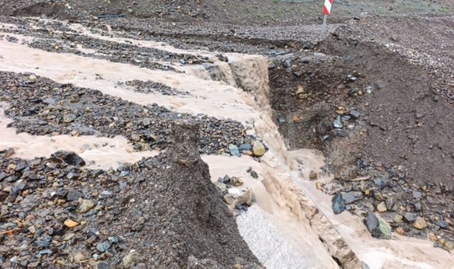 Yahyalı’da sağanak yağış Kapuzbaşı-Ulupınar yolunu ulaşıma kapadı